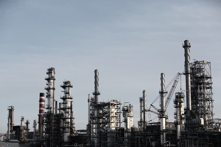 Oil refinery complex with distillation towers